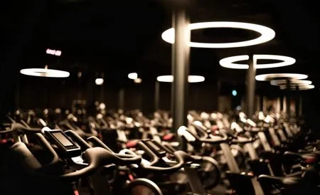 a gym filled with lots of stationary bikes